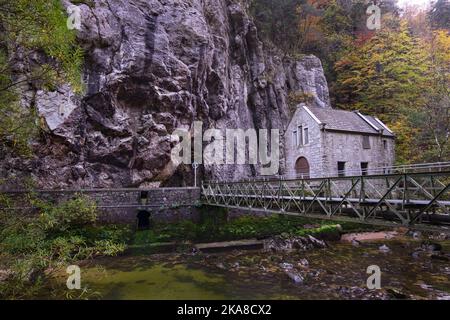 Gorges de l'Areuse, Boudry, Neuchatel, Schweiz, Europa. Schöne romantische Herbstlandschaft mit Brücke und Architektur. Fluss im Jura Mounta Stockfoto