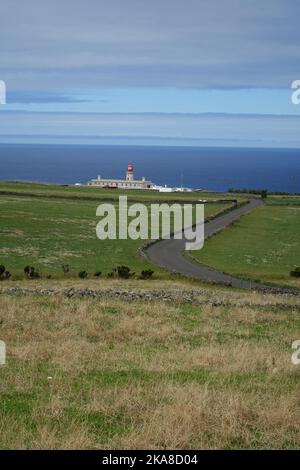 Eine schöne Aufnahme des Leuchtturms Ponta do Albernaz (Farol de Albarnaz) in hellem Sonnenlicht auf der Insel Flores, Azoren, Portugal Stockfoto