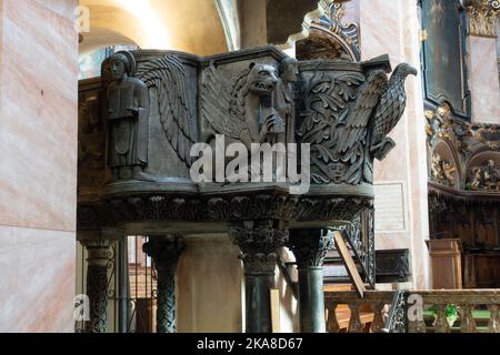 Steinkanzel aus dem 12.. Jahrhundert in der Basilica di San Giulio auf der Isola san Giulio Lake Orta, Piemont, Italien Stockfoto