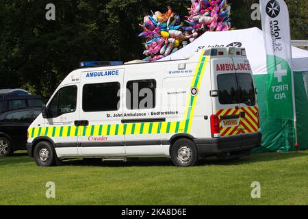 St. Johns Krankenwagen auf Standby bei einer öffentlichen Show. Dies war beim jährlichen Drachenfest in Bedford, Großbritannien. Stockfoto