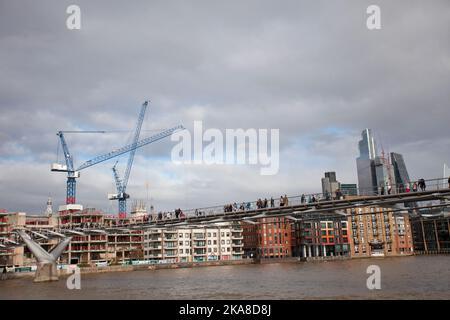 Wackelige Millennium Bridge über der themse London Stockfoto