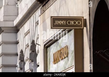 Bild eines Schildes mit dem Logo von Jimmy Choo auf ihrem Hauptgeschäft für die Innenstadt von Budapest, Ungarn. Datuk Jimmy Choo Yeang Keat ist ein malaysischer Mode-D Stockfoto