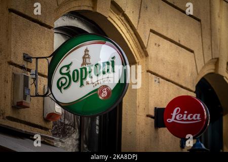 Bild eines Schildes mit dem Logo von Soproni auf einer lokalen Handelsbar im Zentrum von Budapest, Ungarn. Soproni ist eine Marke des ungarischen Helles-Typs Be Stockfoto