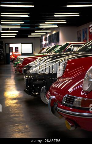 Eine vertikale Aufnahme der schönen Autos auf dem Display. Linie von Porsche 911 und Porsche Boxster. Straßburg. Stockfoto