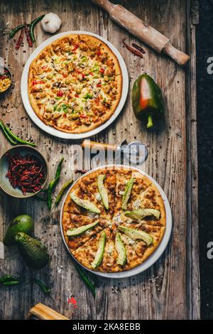 Pizza-Fotografie im Restaurant mit Requisiten Stockfoto