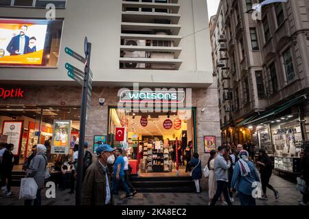 Bild eines Schildes mit dem Logo von Watsons auf einem ihrer Geschäfte in Istanbul, Türkei. Watsons ist ein Gesundheits- und Kosmetikgeschäft in Hongkong Stockfoto