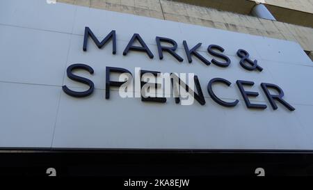 Limassol, Zypern - 10. Oktober 2022:ein Bild des Namens und des Logos von Marks und Spencer Einzelhandelsgeschäften, die jetzt weltweit in den Bereichen Lebensmittel, Kleidung tätig sind. Stockfoto