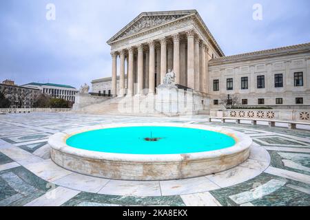 Fassade aus Marmor und Blick auf den Brunnen des Obersten Gerichtshofs der Vereinigten Staaten, Washington DC, USA Stockfoto