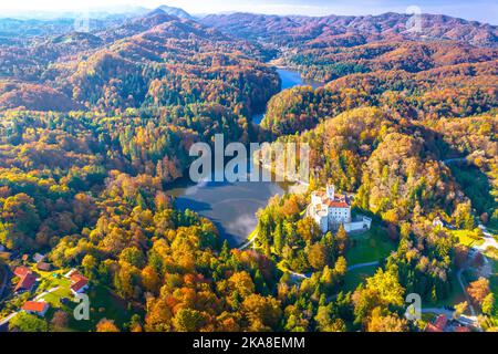 Trakoscan See und Burg Luftbild Herbst Ansicht, Zagorje Region von Kroatien Stockfoto