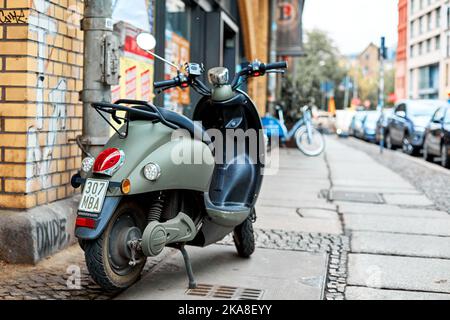 Nahaufnahme eines Motorrads auf der Straße der europäischen Stadt. Berlin, Deutschland - 05.17.2019 Stockfoto