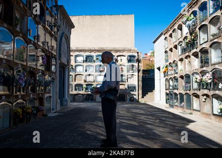 Barcelona, Spanien. 01.. November 2022. Ein Mann, der vor den Gräbern stand, während er auf dem Friedhof von Sant Andreu bete. Allerheiligen, ein christlich-katholisches Fest, das auch als Allerheiligen-Fest bekannt ist, ist es in Spanien und Europa Tradition, am 1.. November Friedhöfe und Gräber von Verstorbenen zu besuchen, um den Angehörigen Respekt zu zollen, da All Souls Day, auch bekannt als Tag der Toten, Ist in der Regel kein Nationalfeiertag. Kredit: SOPA Images Limited/Alamy Live Nachrichten Stockfoto