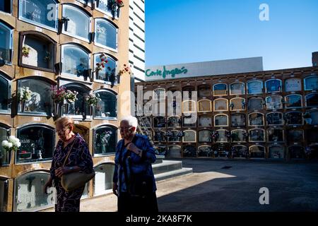 Barcelona, Spanien. 01.. November 2022. Ein paar ältere Frauen sahen auf dem Friedhof von Sant Andreu spazieren gehen. Allerheiligen, ein christlich-katholisches Fest, das auch als Allerheiligen-Fest bekannt ist, ist es in Spanien und Europa Tradition, am 1.. November Friedhöfe und Gräber von Verstorbenen zu besuchen, um den Angehörigen Respekt zu zollen, da All Souls Day, auch bekannt als Tag der Toten, Ist in der Regel kein Nationalfeiertag. Kredit: SOPA Images Limited/Alamy Live Nachrichten Stockfoto