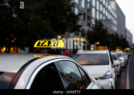 Eine Reihe geparkter Taxiwagen entlang des Bürgerwegs. Moderner Nahverkehr. Stockfoto