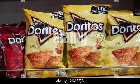 Limassol, Zypern - 12.10.2022: Ein Regal mit vielen Packungen Doritos Chips Stockfoto