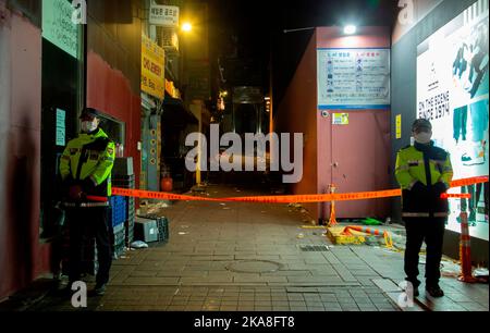 Seoul, Südkorea, 31. Oktober 2022 : Halloween-Tragödie in Seouls Stadtteil Itaewon, 31. Oktober 2022 : Polizisten stehen Wache in einer Gasse im Bezirk Itaewon in Seoul, Südkorea, wo die Halloween-Menschenmenge vor zwei Tagen mindestens 156 Menschen getötet hat. Kredit: Lee Jae-won/AFLO/Alamy Live Nachrichten Stockfoto