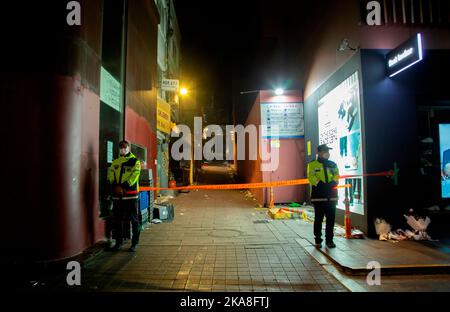 Seoul, Südkorea, 31. Oktober 2022 : Halloween-Tragödie in Seouls Stadtteil Itaewon, 31. Oktober 2022 : Polizisten stehen Wache in einer Gasse im Bezirk Itaewon in Seoul, Südkorea, wo die Halloween-Menschenmenge vor zwei Tagen mindestens 156 Menschen getötet hat. Kredit: Lee Jae-won/AFLO/Alamy Live Nachrichten Stockfoto