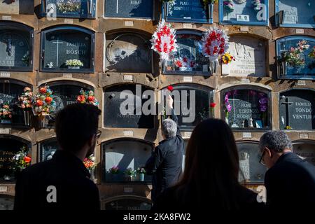 Barcelona, Spanien. 01.. November 2022. Ein Mann sah, wie er eine rote Rose auf einem Grab auf dem Friedhof von Sant Andreu platzierte. Allerheiligen, ein christlich-katholisches Fest, das auch als Allerheiligen-Fest bekannt ist, ist es in Spanien und Europa Tradition, am 1.. November Friedhöfe und Gräber von Verstorbenen zu besuchen, um den Angehörigen Respekt zu zollen, da All Souls Day, auch bekannt als Tag der Toten, Ist in der Regel kein Nationalfeiertag. (Foto von Davide Bonaldo/SOPA Images/Sipa USA) Quelle: SIPA USA/Alamy Live News Stockfoto