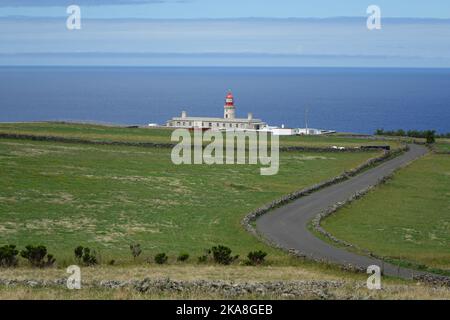 Eine schöne Aufnahme des Leuchtturms Ponta do Albernaz (Farol de Albarnaz) in hellem Sonnenlicht auf der Insel Flores, Azoren, Portugal Stockfoto