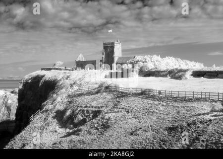 Ein Infrarotfoto der Alten Kirche von St. Nikolaus auf dem Gipfel des Uphill Cliff, North Somerset, England. Stockfoto