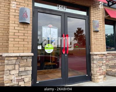 Grovetown, GA USA - 05 04 22: Dairy Queen Fast Food Eingangstüren Stockfoto