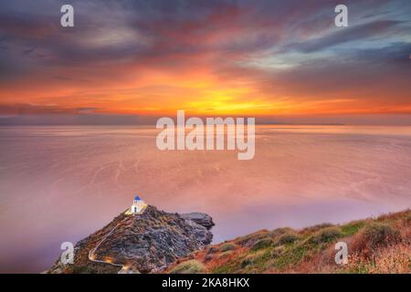 Die Kirche der sieben Märtyrer im traditionellen Dorf Kastro von Sifnos Insel bei Sonnenaufgang, Griechenland Stockfoto