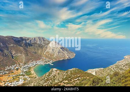 Der Strand und Hafen Kamares von Sifnos, Griechenland Stockfoto