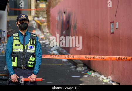 Seoul, Südkorea. 01.. November 2022. Ein Polizeibeamter steht Wache an der abgesperrten Szene der tödlichen Halloween-Menschenmenge im Bezirk Itaewon. Ein weiterer Todesfall wurde durch das Gedränge der Halloween-Menschenmenge in Seouls Bezirk Itaewon bestätigt, was die Todesrate von der Tragödie auf 156 erhöht hat, sagten Beamte. Kredit: SOPA Images Limited/Alamy Live Nachrichten Stockfoto