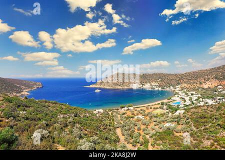 Das Küstendorf und der Strand von Vathi von Sifnos Insel, Griechenland Stockfoto