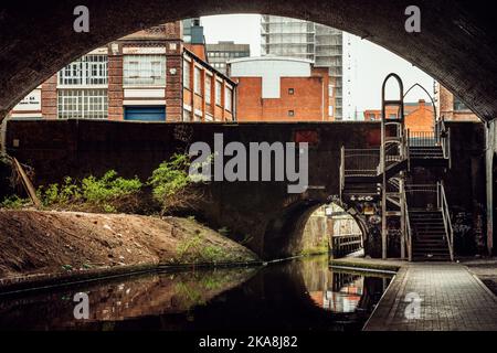 Blick auf den Kanal von Birmingham von unten Stockfoto
