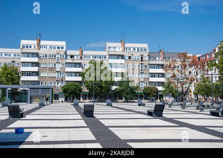 Breslau Platz mit Betonelementen und Bänken ausgekleidet. Stockfoto