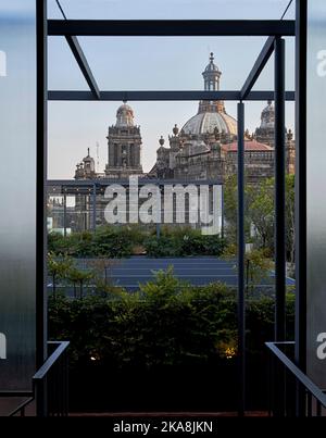 Blick vom Dach mit Metropolitan Cathedral im Hintergrund. Circulo Mexicana, Mexiko-Stadt, Mexiko. Architekt: Ambrosi Etchegaray, 2019. Stockfoto