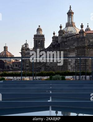 Dachterrasse mit Metropolitan Cathedral im Hintergrund. Circulo Mexicana, Mexiko-Stadt, Mexiko. Architekt: Ambrosi Etchegaray, 2019. Stockfoto