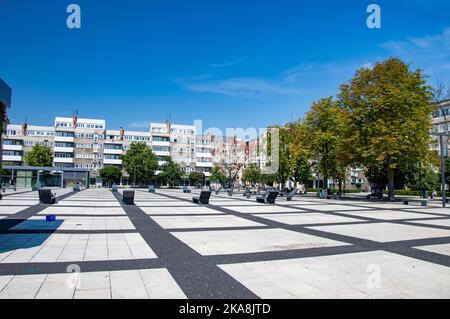 Breslau Platz mit Betonelementen und Bänken ausgekleidet. Stockfoto