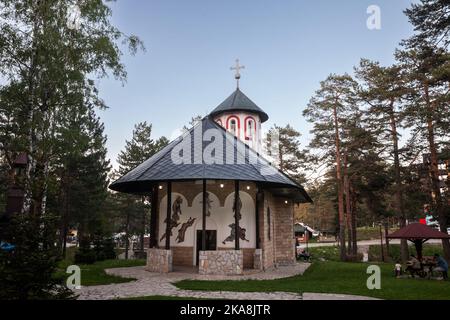 Bild des ikonischen Turms der serbischen orthodoxen Kirche von Divcibare in Serbien. Stockfoto