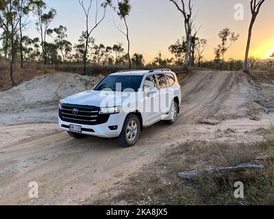 Ein weißer Toyota 4WD Wagon auf einer unbefestigten Straße in North Queensland, Australien Stockfoto