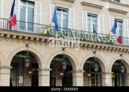 Paris, Frankreich. Oktober 30. 2022. Das berühmte 5-Sterne-Hotel Le Meurice aus dem 19.. Jahrhundert befindet sich in der renommierten Rue de Rivoli. Stockfoto