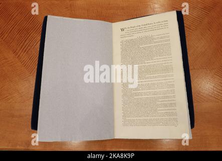 New York, Usa. 31. Oktober 2022. Eine von nur zwei bekannten Exemplaren der offiziellen Ausgabe der Verfassung, der erste Druck des endgültigen Textes der Verfassung, der für den Privatbesitz verfügbar ist, wird am Montag, den 31 2022. Oktober, im Sotheby's in New York City ausgestellt. Das seltene Dokument wird am 13. Dezember 2022 in einem speziellen Live-Verkauf in New York zum ersten Mal versteigert werden, mit einer Schätzung von 20/30 Millionen Menschen. Foto von John Angelillo/UPI Credit: UPI/Alamy Live News Stockfoto