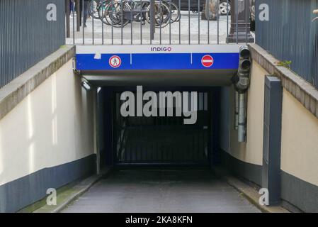 Paris, Frankreich. Oktober 30. 2022. Gebührenpflichtige Tiefgarage in der Stadt, für Auto und Motorrad. Eintritt zu einem Indigo-Parkplatz. Stockfoto