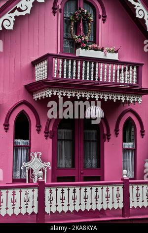 Handgeschnitzte Details auf einem der Lebkuchenhütten, Oak Bluffs, Massachusetts, USA Stockfoto