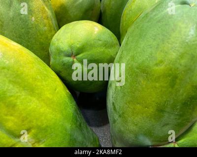Augusta, GA USA - 12 22 21: Einzelhandel Frische Produkte große grüne Melonen Stockfoto