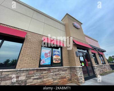 Grovetown, GA USA - 05 04 22: Dairy Queen Fast-Food-Fassade schaut nach oben Stockfoto