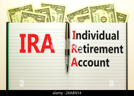 IRA-Symbol für individuelles Rentenkonto. Konzeptworte IRA individuelles Rentenkonto auf weißer Note auf einem schönen weißen Hintergrund. IRA für Unternehmen Stockfoto