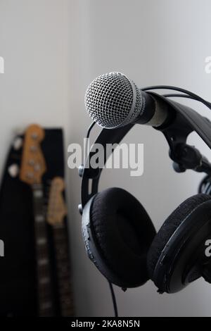 Sure SM58 Mikrofon auf einem Stativ in einem Aufnahmestudio, bereit für Aufnahmen Stockfoto