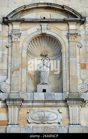 Statue der Muttergottes an der Fassade der Kathedrale von Bogota Stockfoto