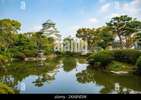 Die Herbstlandschaft der Burg Osaka in Japan spiegelt sich im Teich wider Stockfoto