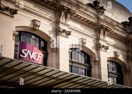 Bild eines Schildes mit dem Logo der SNCF im Bahnhof Bordeaux saint jean. Die Société nationale des chemins de fer français ist die nationale en Frankreichs Stockfoto