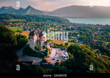 Eine Luftaufnahme des Schlosses von Menthon-Saint-Bernard mit Blick auf die Stadt und den See in Annecy, Frankreich Stockfoto