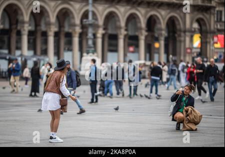 Mailand, Italien. 01. Nov, 2022. Touristen und Mailänder drängen Piazza del Duomo und das Zentrum am Allerheiligen. Redaktionelle Verwendung Nur Kredit: Unabhängige Fotoagentur/Alamy Live News Stockfoto