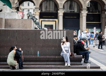 Mailand, Italien. 01. Nov, 2022. Touristen und Mailänder drängen Piazza del Duomo und das Zentrum am Allerheiligen. Redaktionelle Verwendung Nur Kredit: Unabhängige Fotoagentur/Alamy Live News Stockfoto