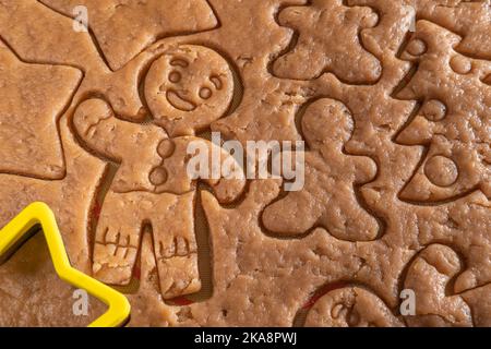 Lebkuchenmann, Weihnachtsbaum, Sterne aus rohem Lebkuchenteig geschnitzt. Hausgemachte Lebkuchenkekse. Weihnachtsplätzchen Stockfoto